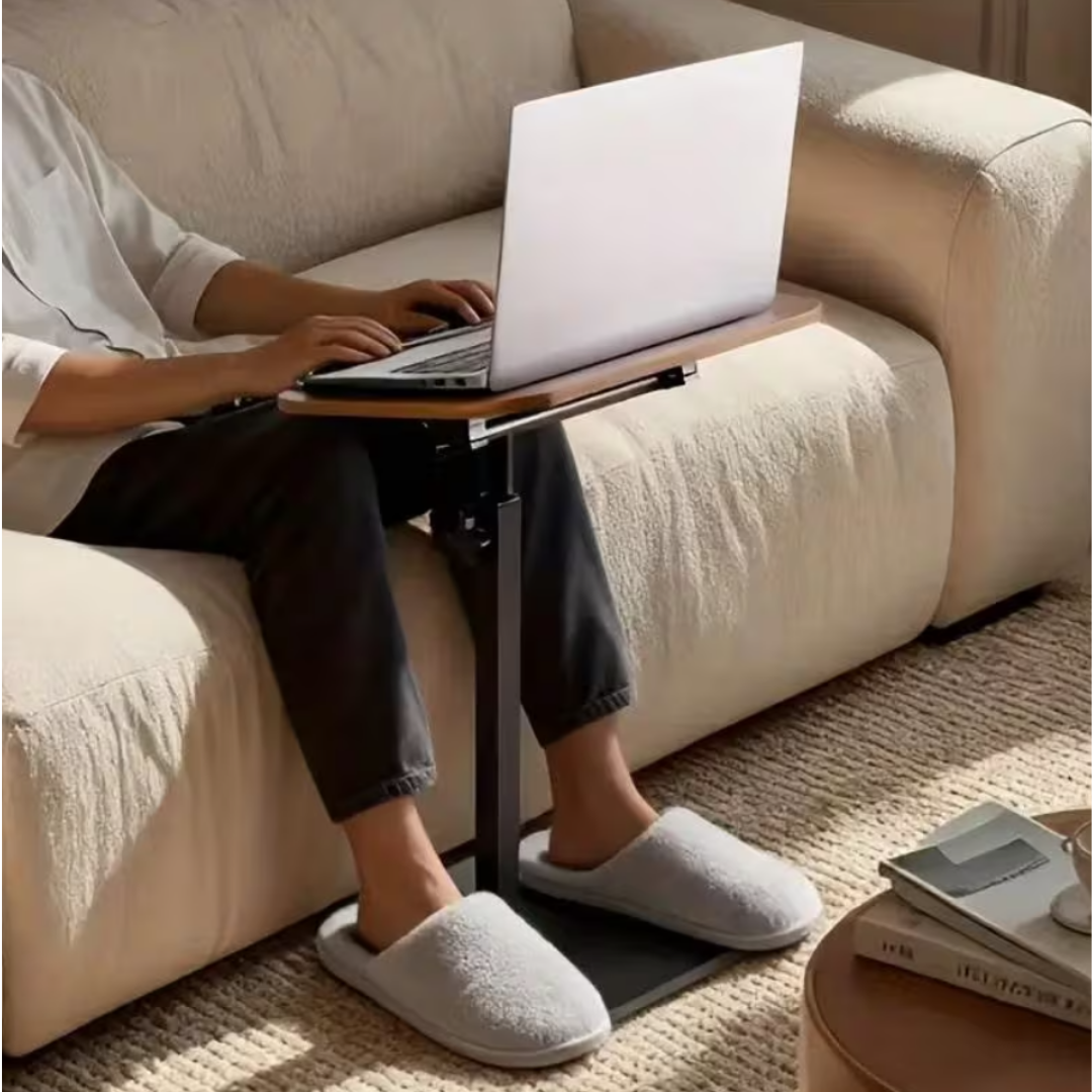 Bureau utilisé confortablement sur le lit