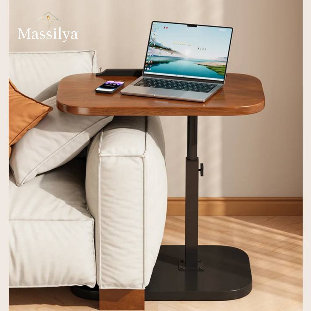 Bureau ajustable à côté du canapé avec laptop